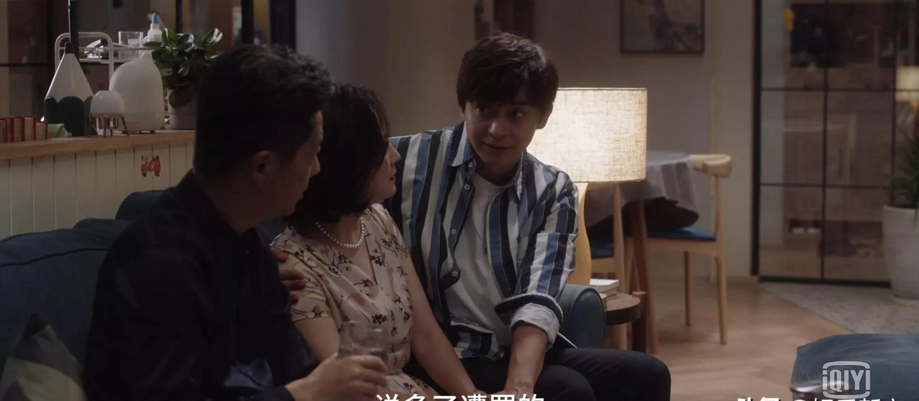 gif创作人# 《小舍得》李佳航下回跟蒋欣演戏,注意一下分寸尺度吧