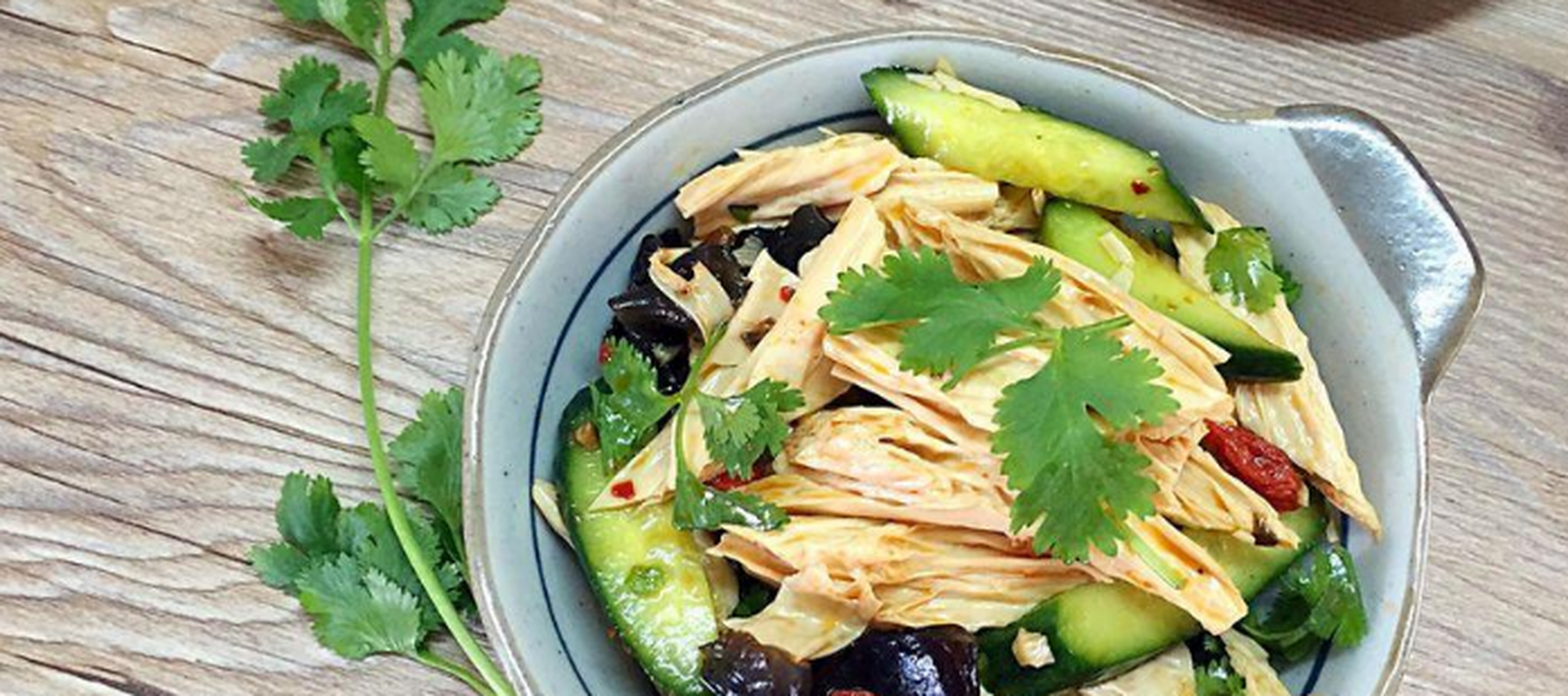 腐竹是一种干制食品,比较好保存,置于干燥阴凉处,可以保存很久,所以