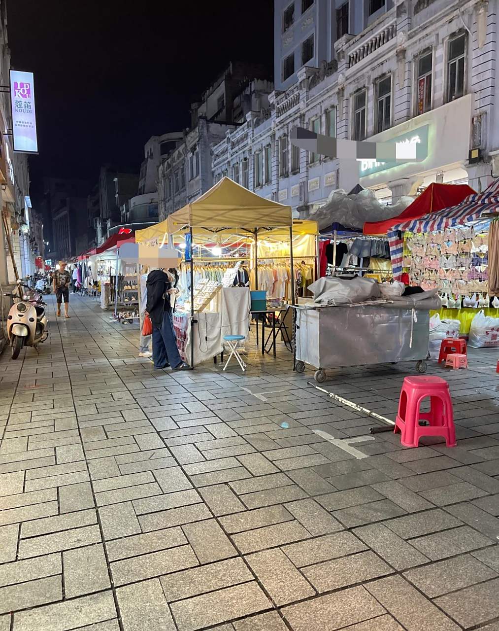 坐标玉林夜市街,5年～20年前本市人流最旺的地方,不论周一到周末,都是