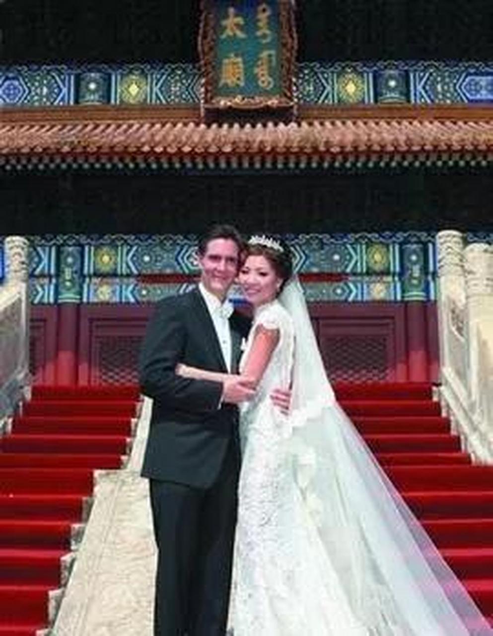 2009年9月9日,叶明子在太庙与美国银行家jonathanmork举行盛大的婚礼.