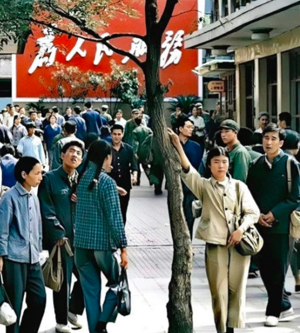 在上世纪七十年代,北京的一个角落里,人们的穿衣风格非常统一,大多数