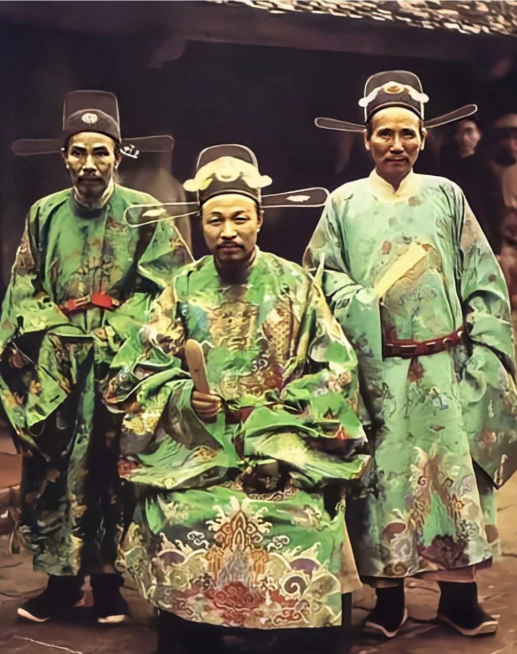 这是晚清越南官员的服饰.看起来很像明朝的官服,很有穿越的感觉.
