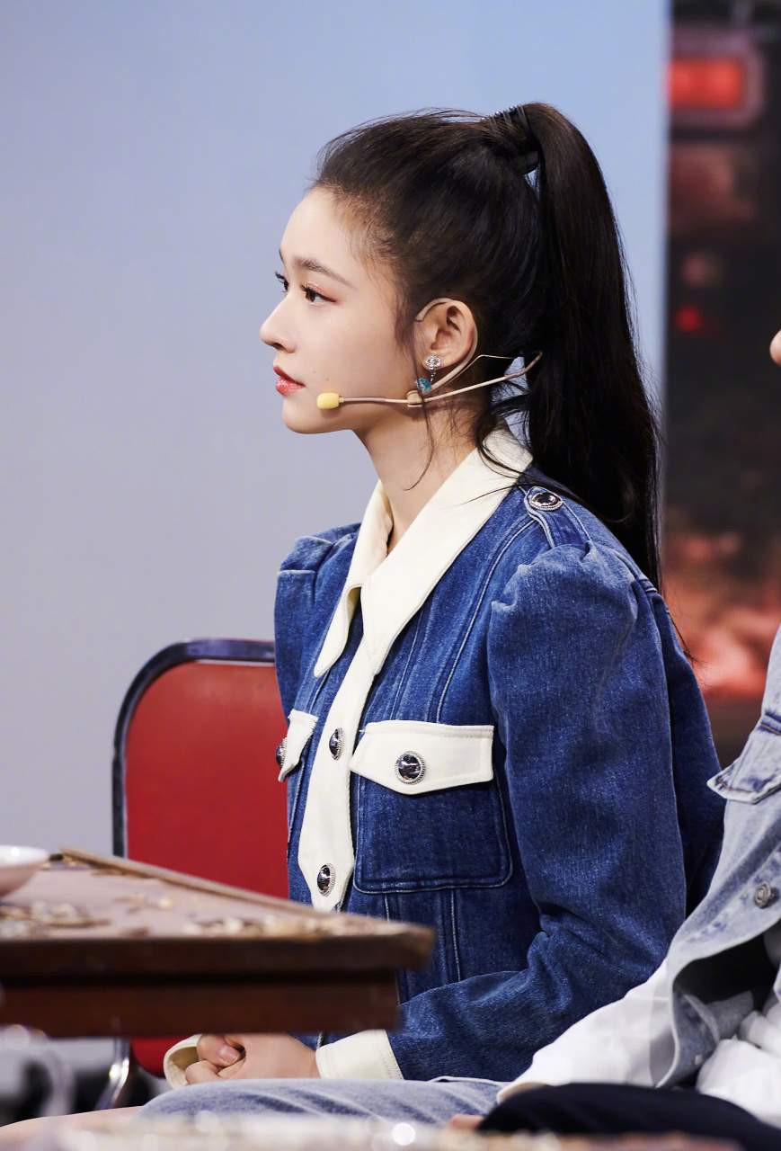 林允,鞠婧祎,王楚然身穿同款le fame拼接撞色牛仔套装.