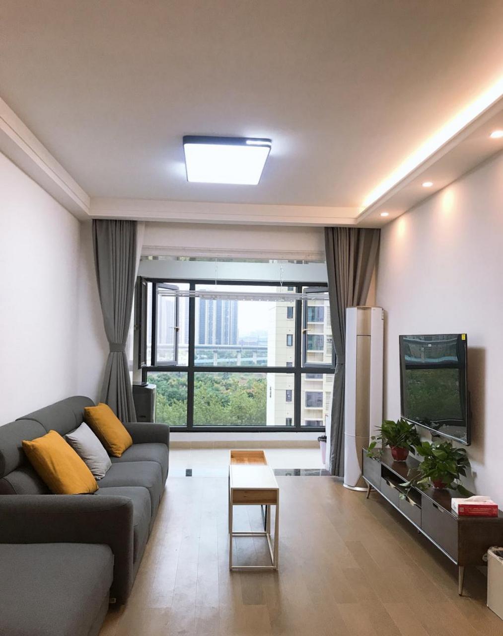 客厅电视背景墙没做一点造型,直接就是刷了乳胶漆,简约又好看,而且还