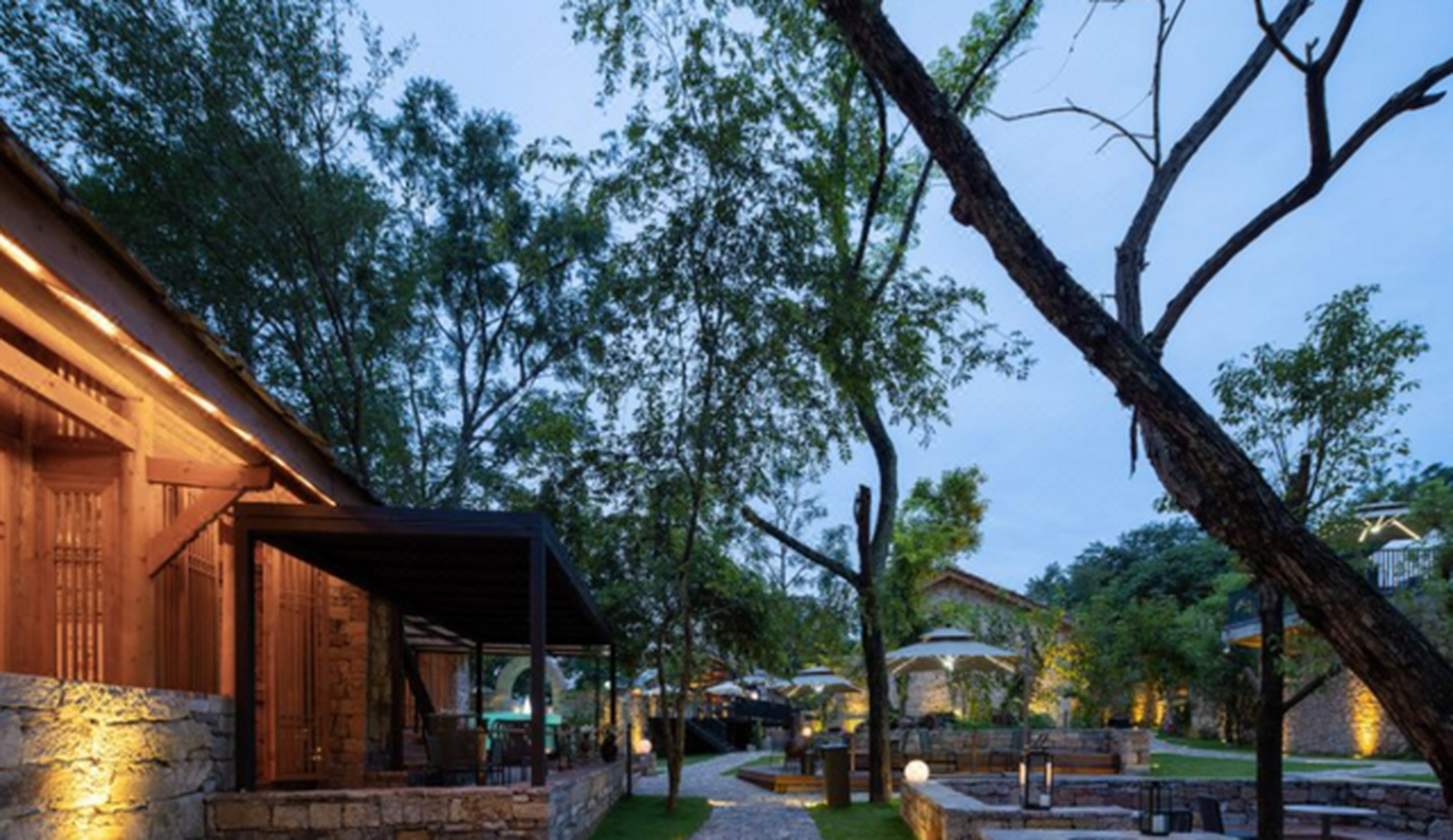 匠庐·村晓民宿 匠庐环境优美,既有石头建筑的厚重,又有无边透明泳池