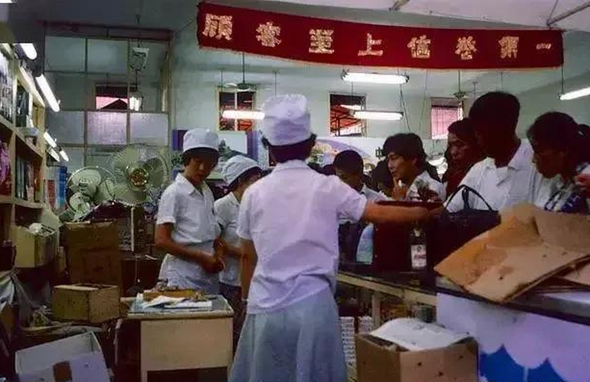 80年代在商场购物的人们,那个时候商场不多,所以仅有的一些商场的生意