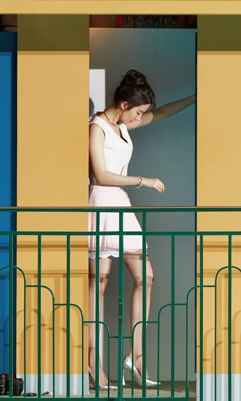 刘亦菲光脚丫泳池边戏水太美了#刘亦菲