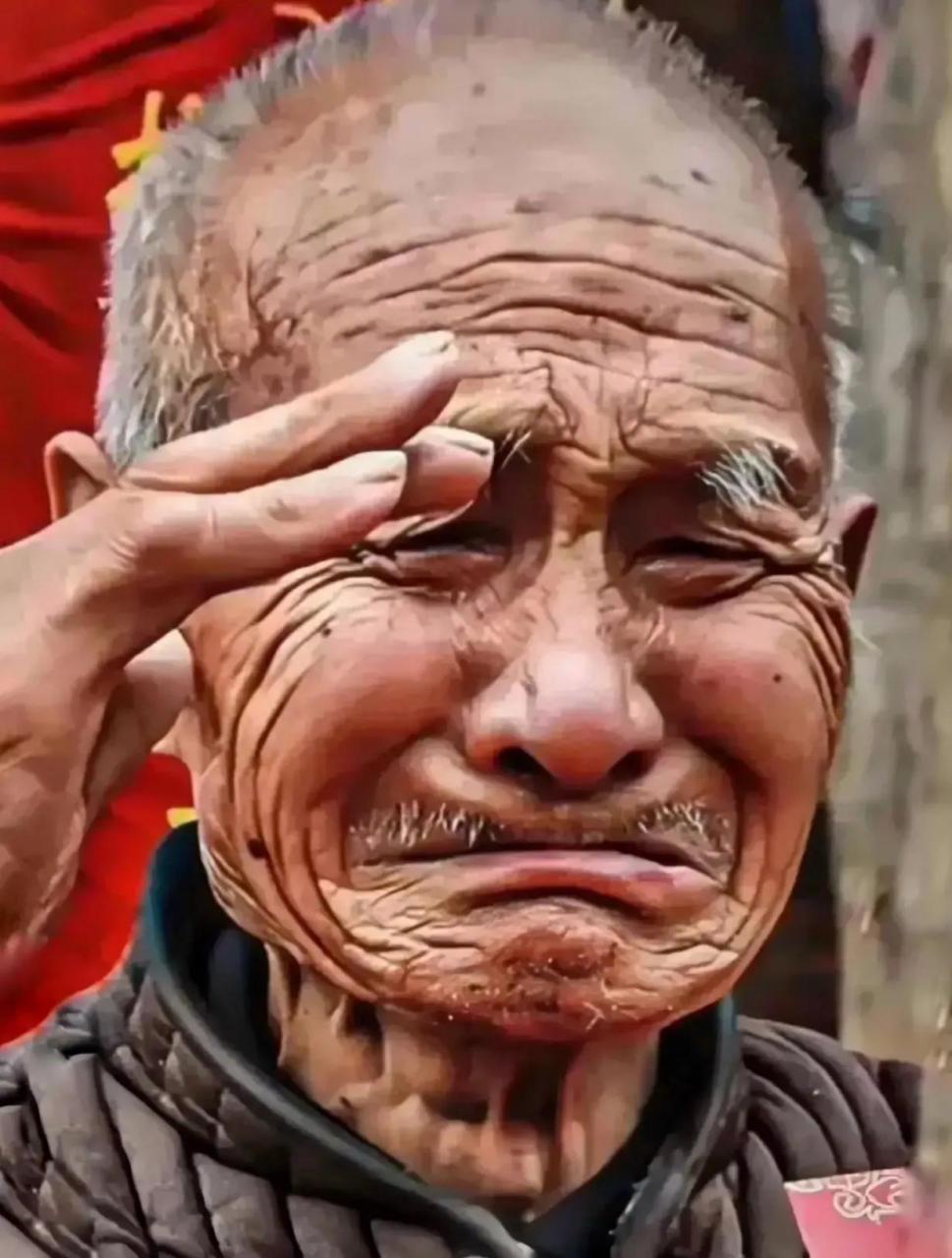 眼前这位哭泣的老人,其实他是一位抗战老兵,一次当地地方人员的来看望