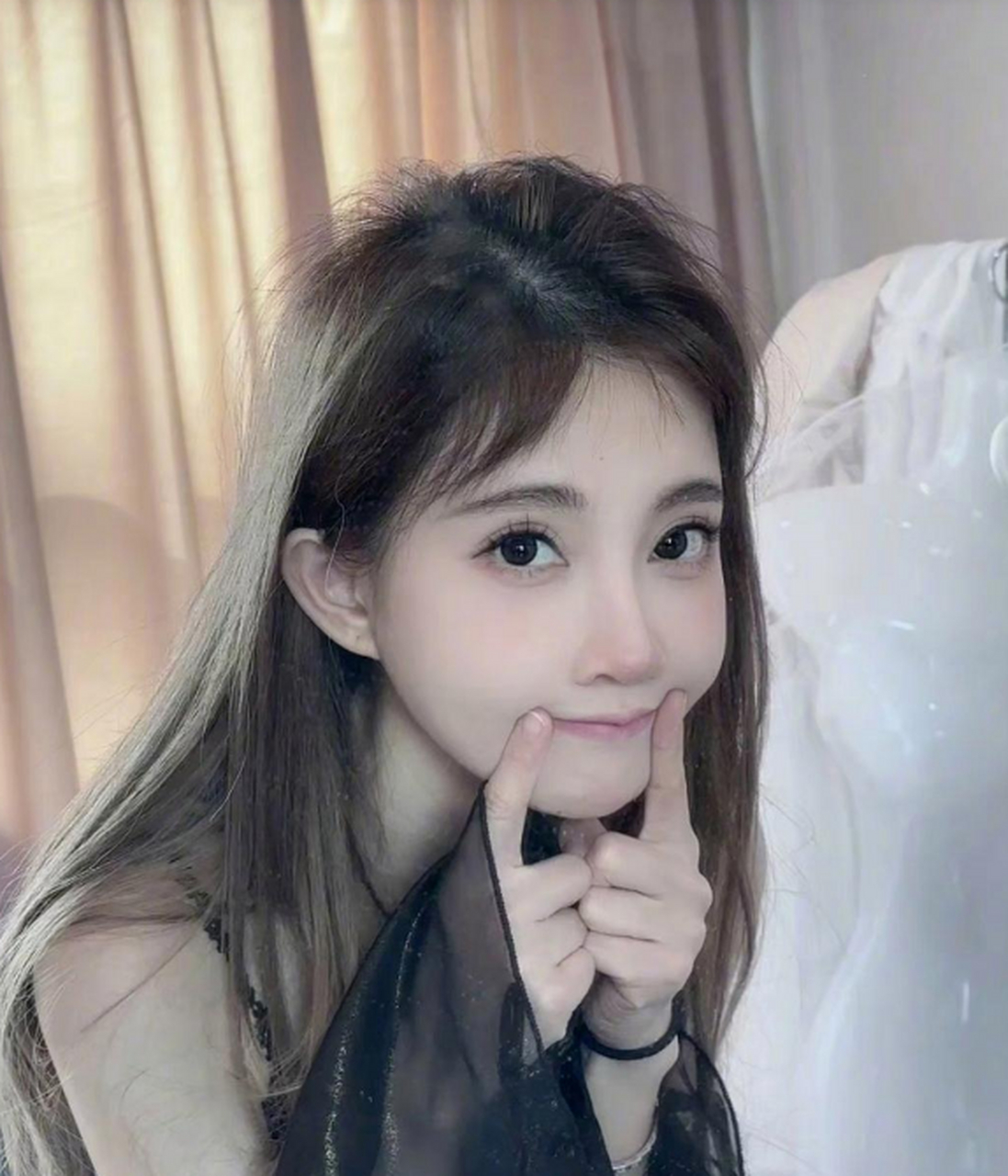 冯提莫晒自拍表情搞怪,努力扮可爱营业模样俏皮.