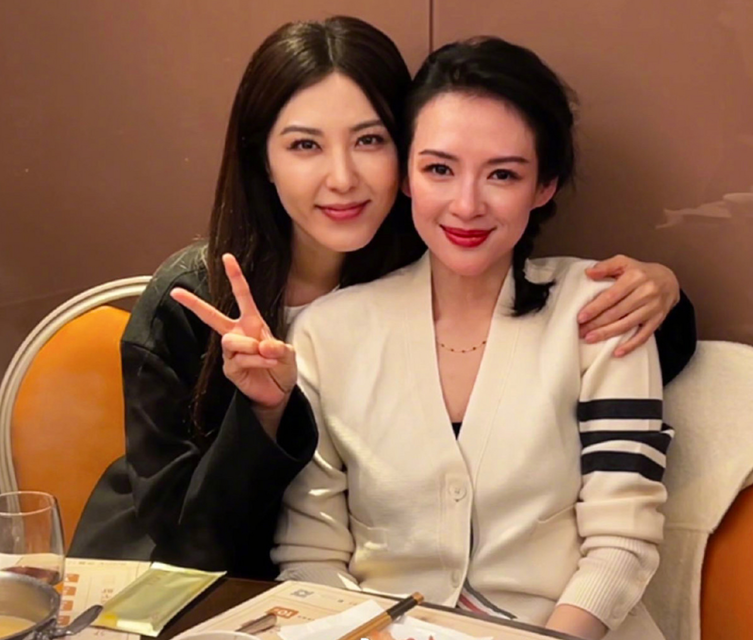 章子怡晒与曾黎合照,两位姐姐也太漂亮了