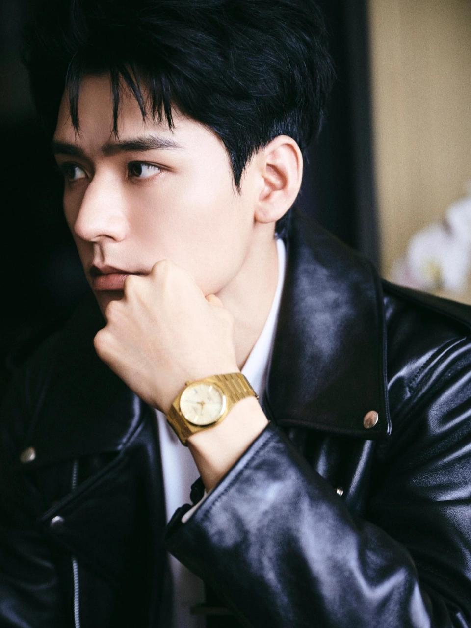 龚俊这眼神杀绝了 深邃的眼神,潮炫的黑皮衣, 金光闪闪的天梭表.