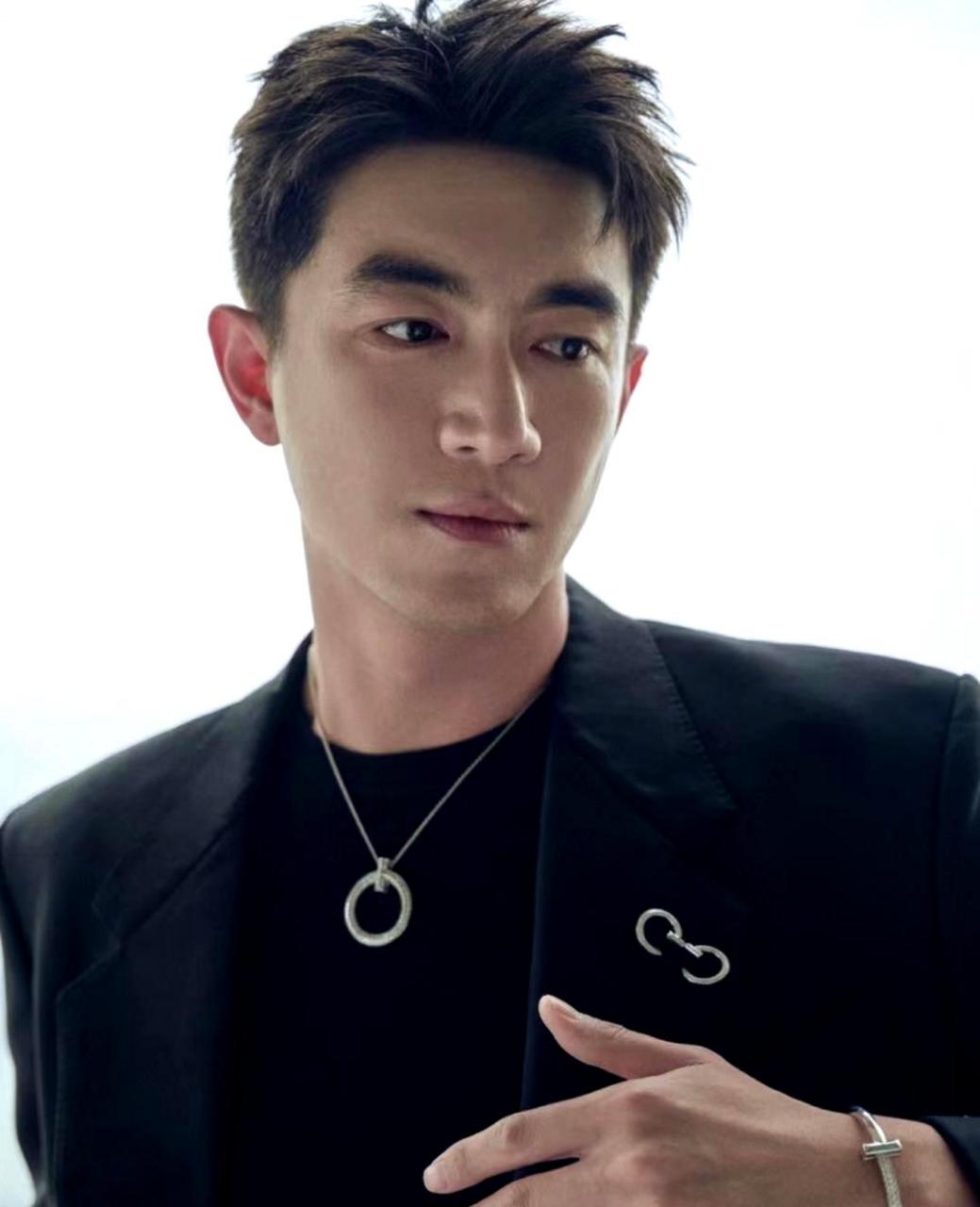 林更新展示自己的帅气照片,尽管曾经有些发福,但他成功减肥后依然充满