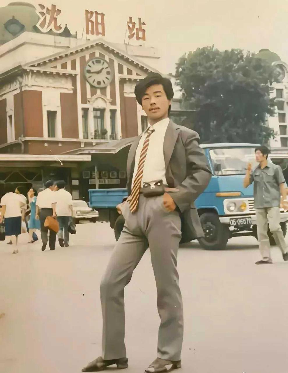 上世纪80年代,在沈阳站前拍照留念的帅气小伙
