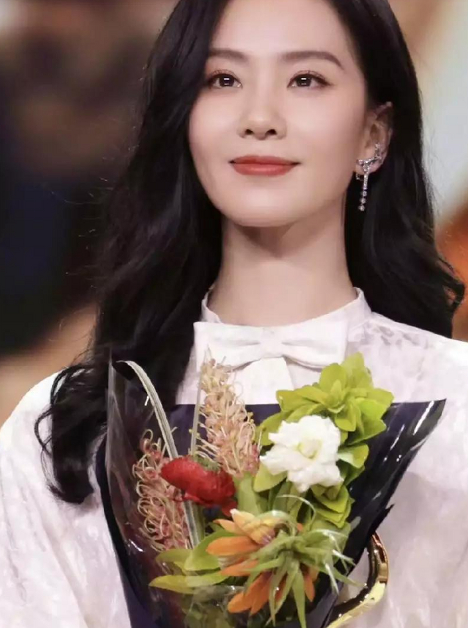 36岁刘诗诗真是太迷人了!穿白色衬衫配印花长裙,干练又落落大方