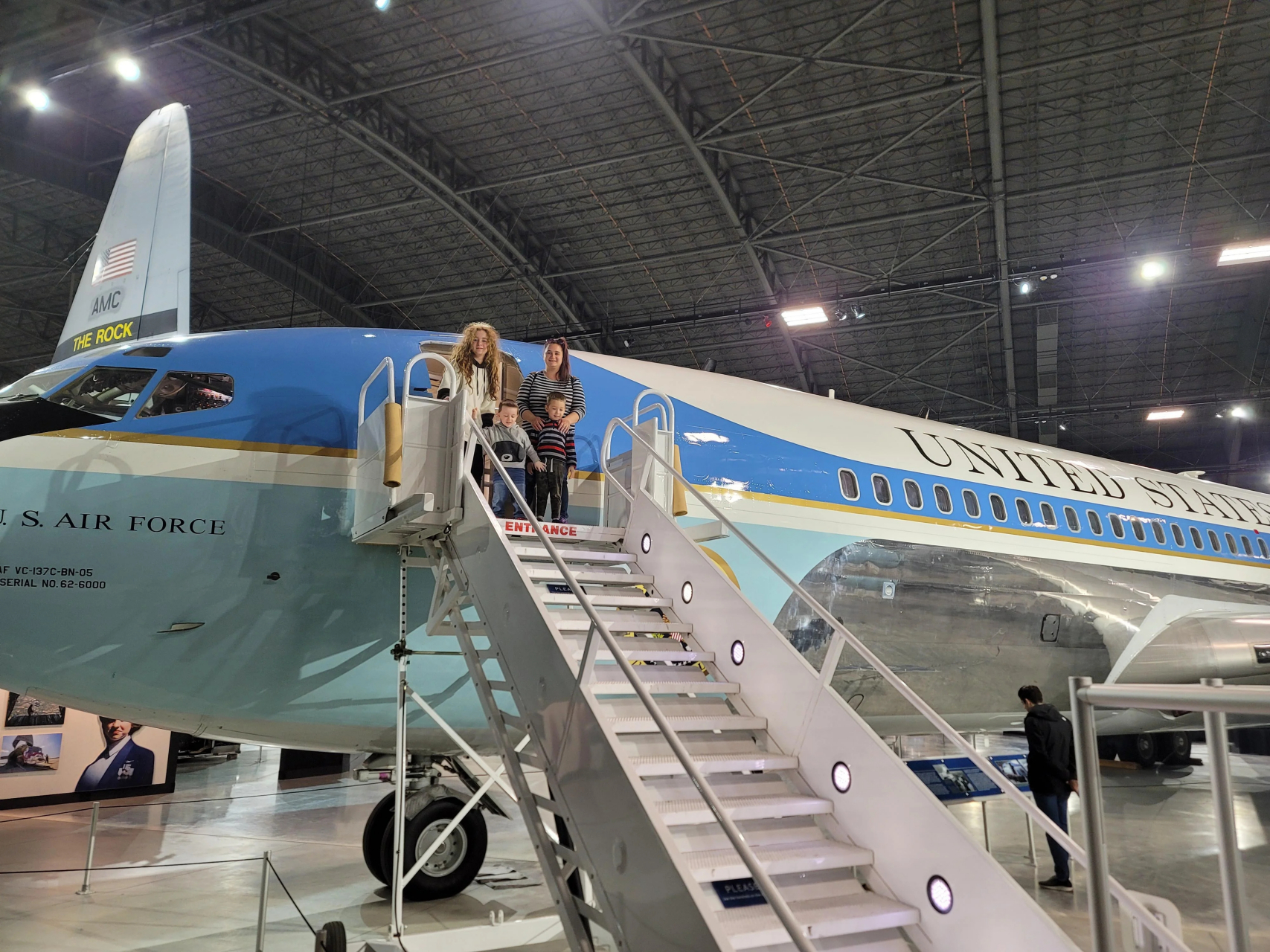 【著名的空军一号】这架波音707曾运送总统的遗体返回华盛顿,当时林登