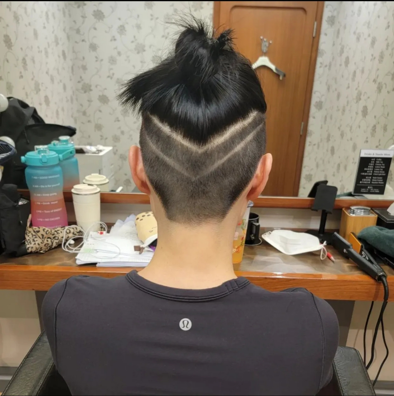 但最抢镜的是陈茵媺后脑勺的头发被剃光了,露出两个字母v的造型,头顶