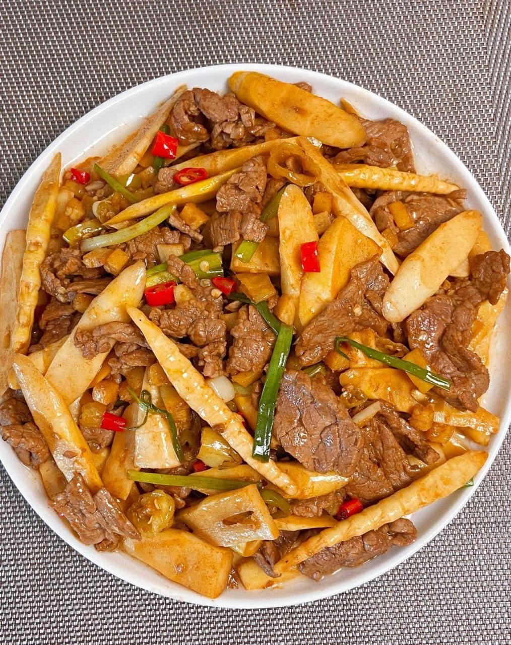 泡椒笋尖炒牛肉6015酸酸辣辣真的太下饭了6015|||笋片肉质