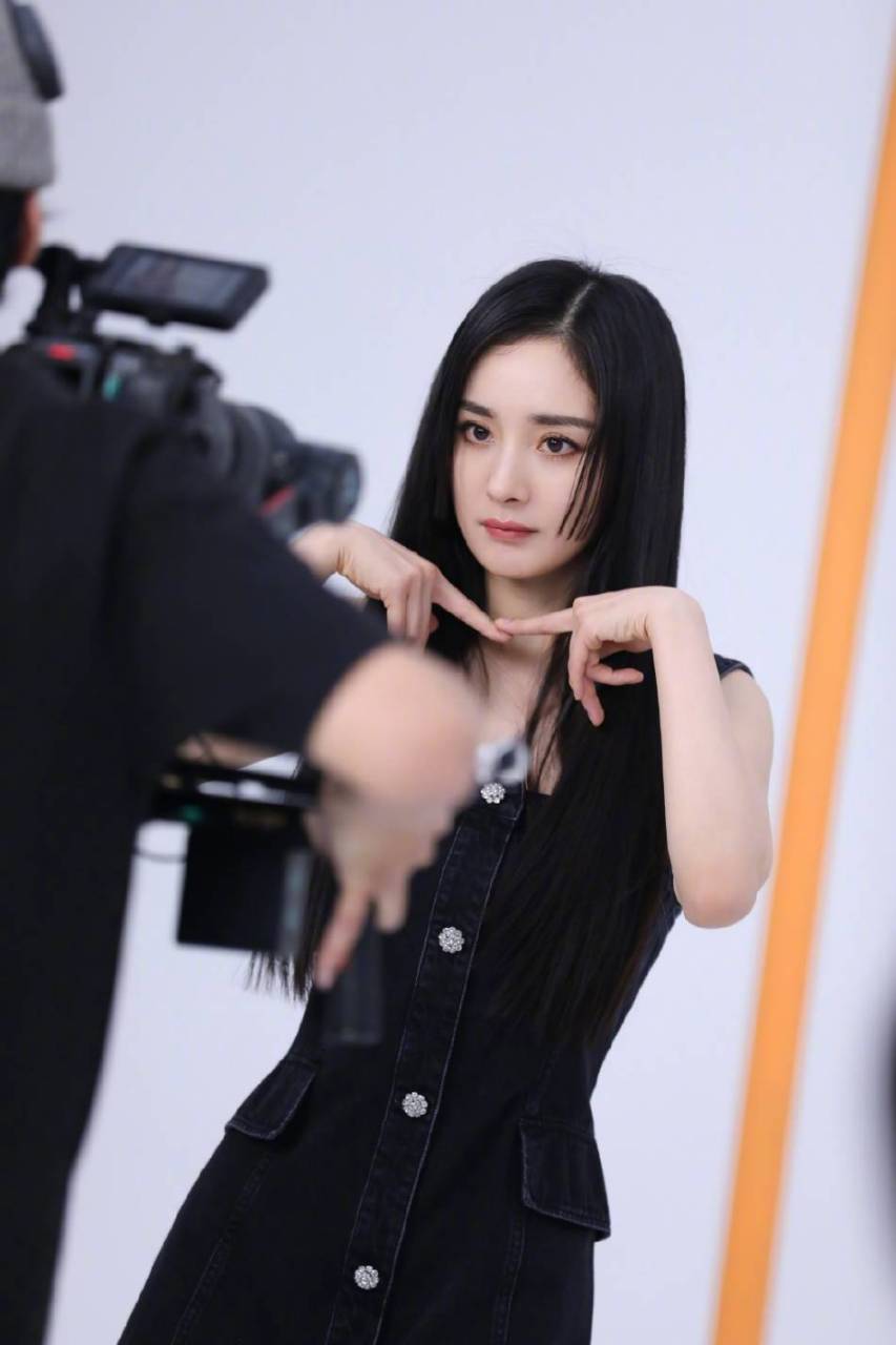 原创 杨幂黑发写真妩媚诱惑!雪肤玉貌大长腿太性感撩人