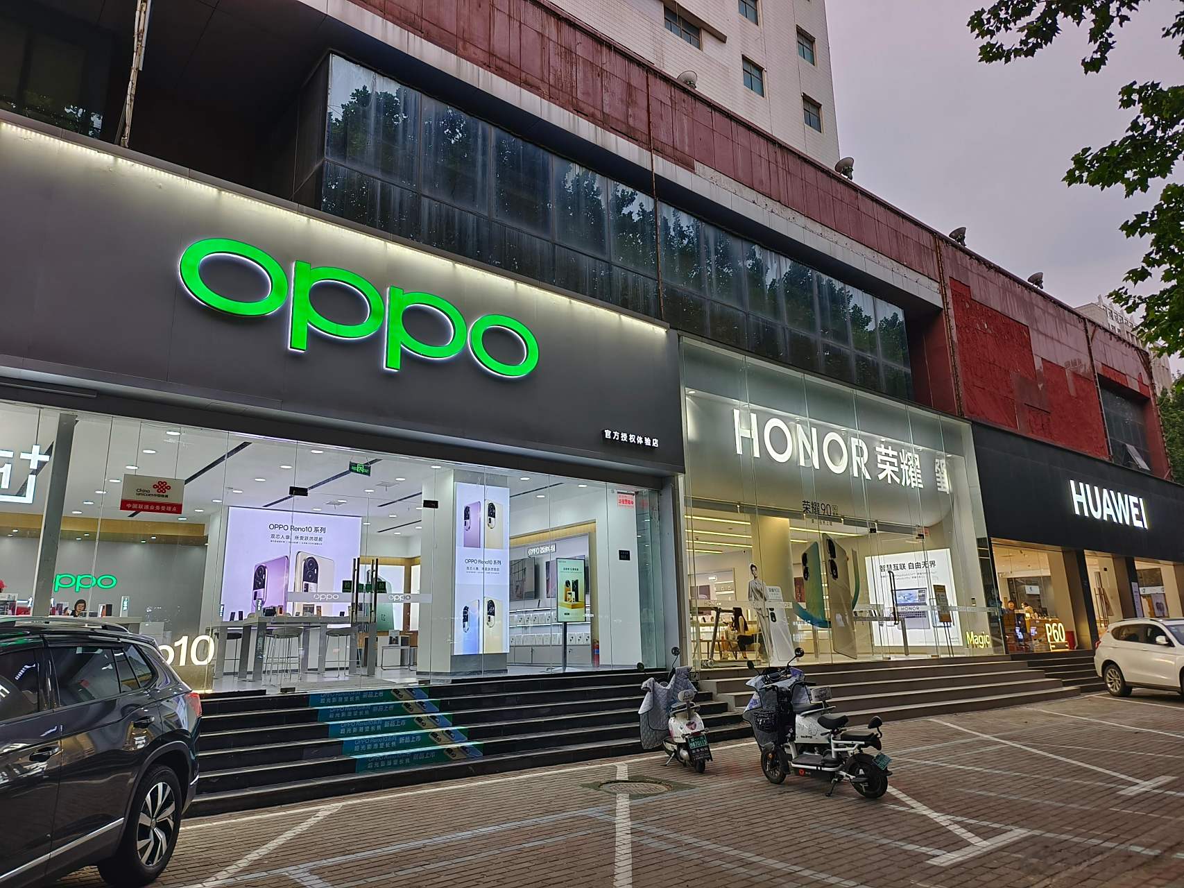 今天去vivo,oppo和荣耀线下探店,发生有趣的一幕.