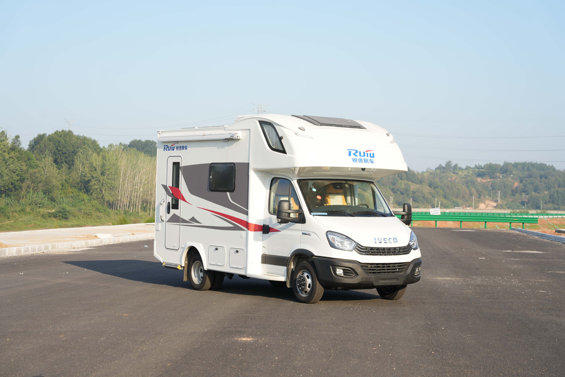 依维柯c型豪华房车 自动挡8at 排量:3.0t c证驾驶 价格:37.8至38.8万