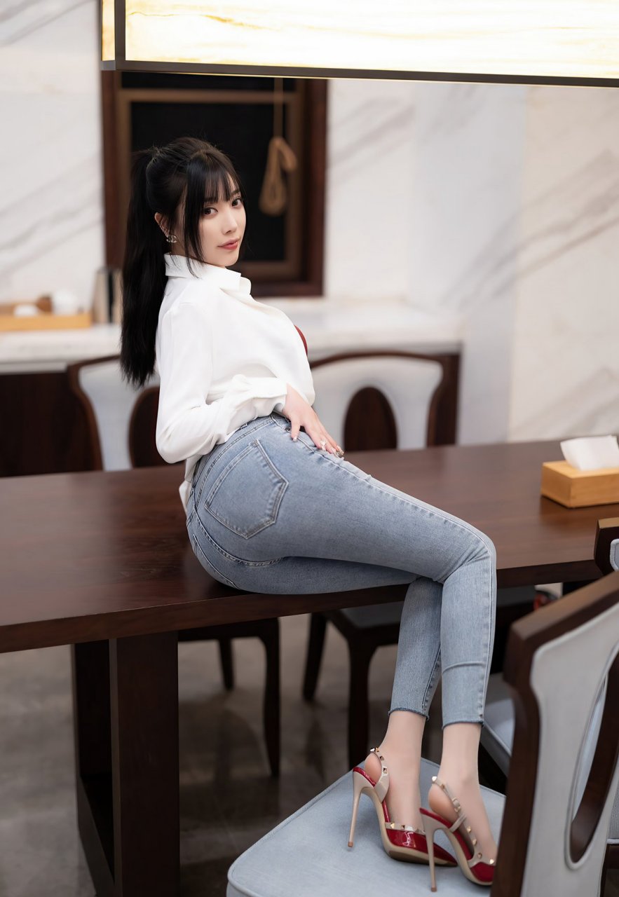 微胖女神杨晨晨高清紧身牛仔裤写真集
