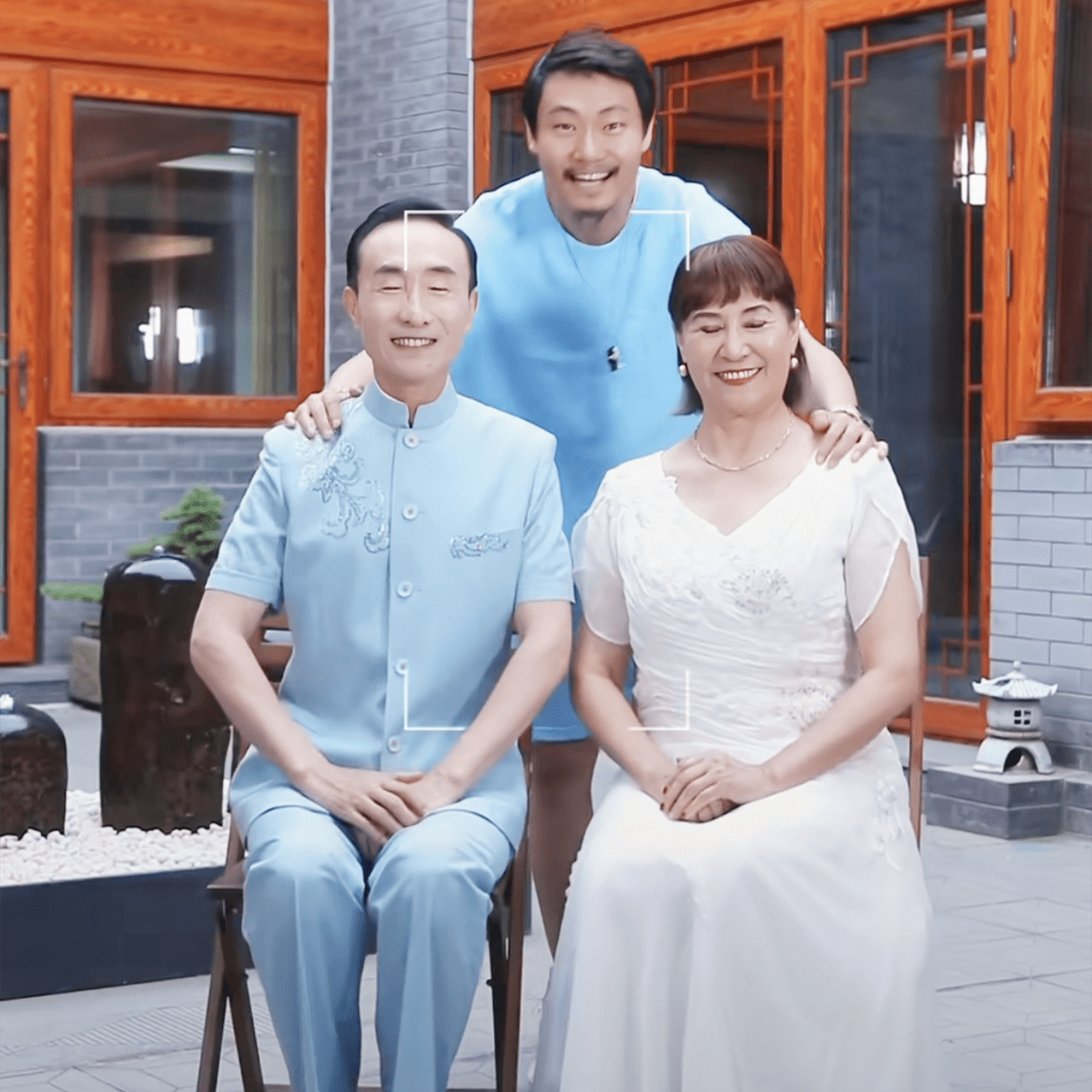 然而,他的儿子因为留了胡须而被批评不孝,同时,巩汉林的豪宅也被指