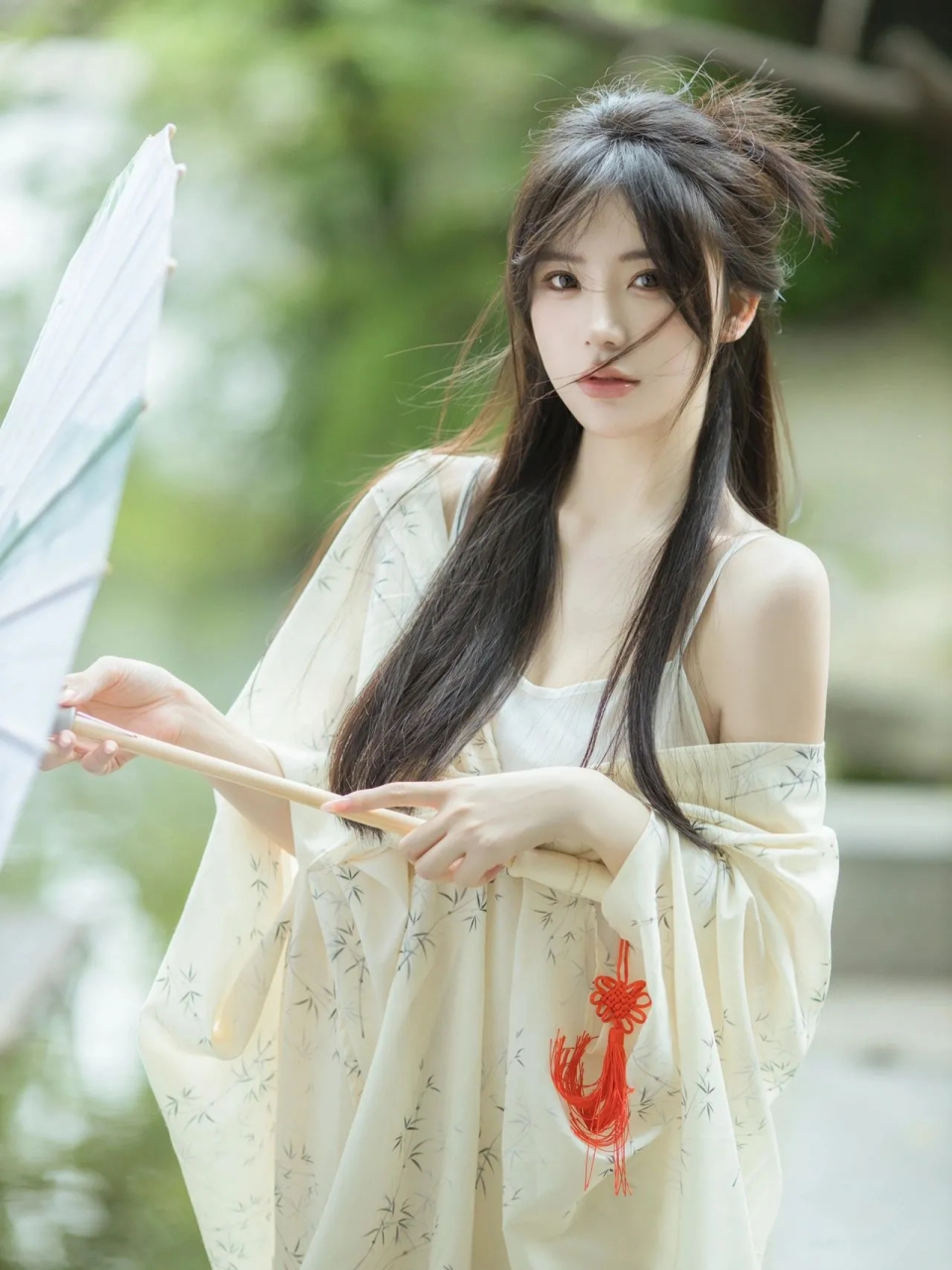 古装美女身着淡绿色衣裳,在江南碧绿湖面徐徐行舟,衣袂轻拂微风.