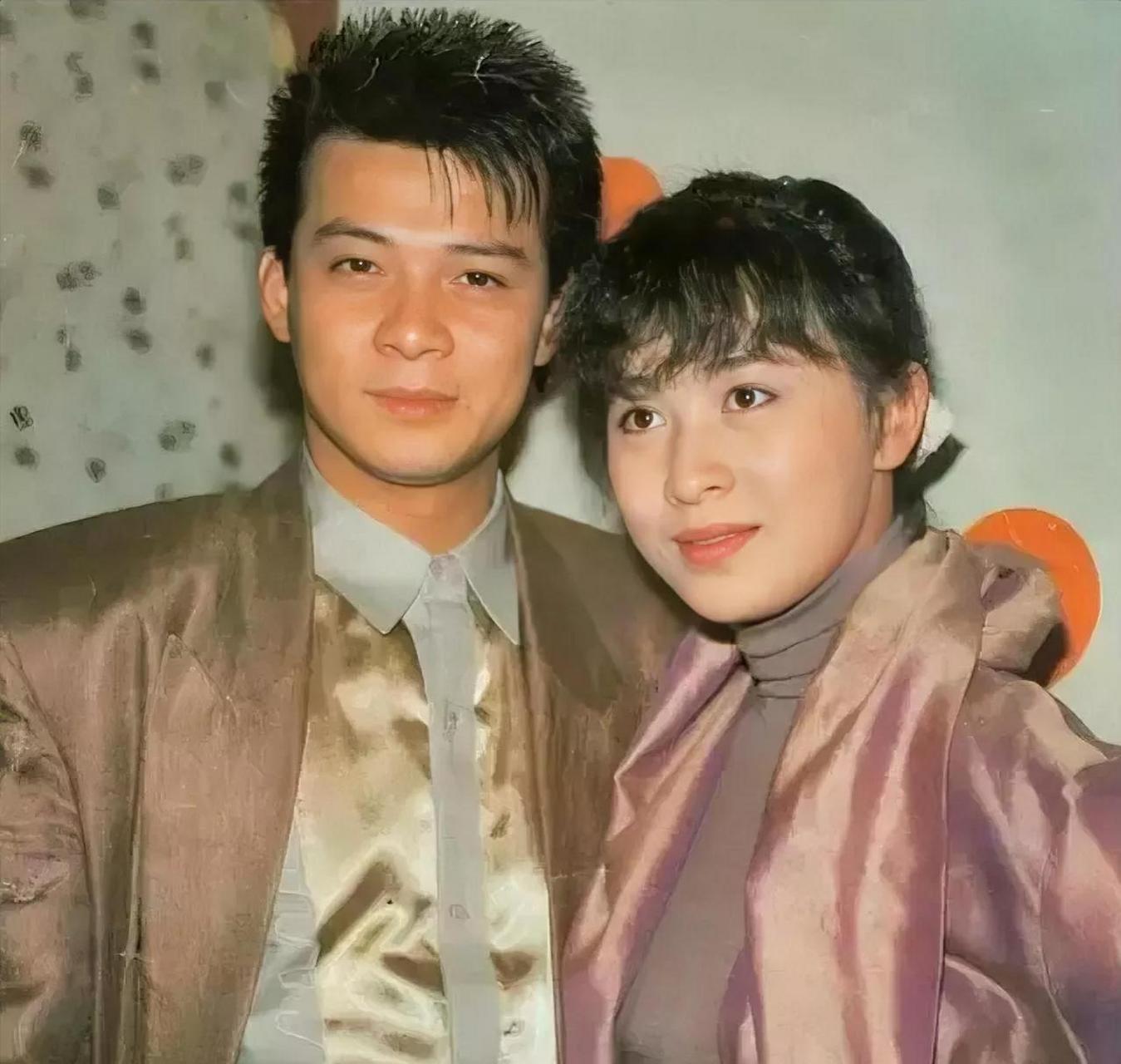 刘嘉玲和黄日华的合影,那时候的刘嘉玲还很年轻,也才刚入行没多久,在