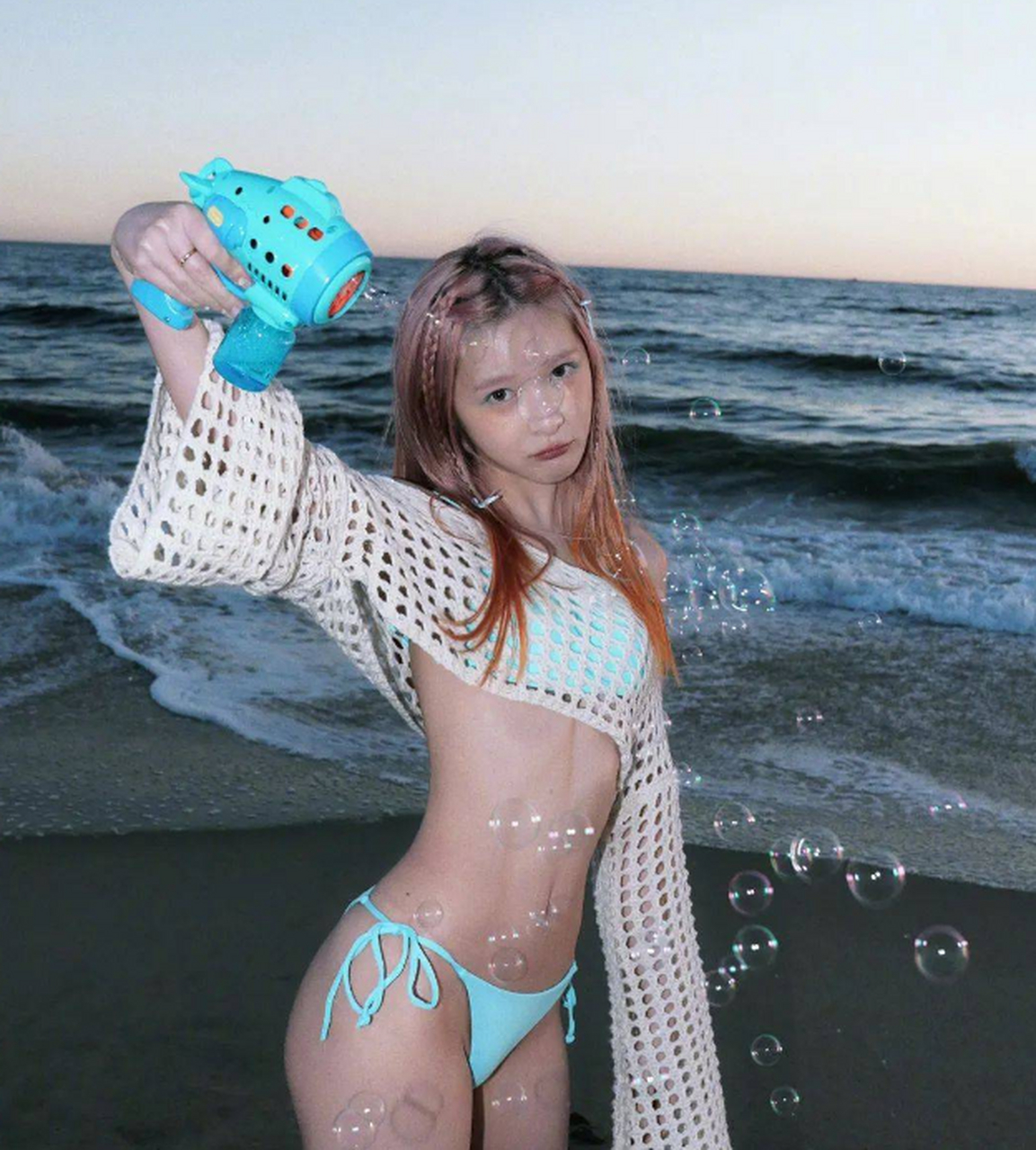 凭借着周星驰《长江七号》出演"男装大佬"的徐娇,顺利出道火遍全国.