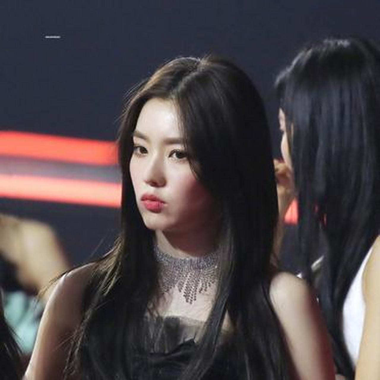 裴珠泫身穿改良版黑色抹胸纱裙献唱首尔歌谣大赏,超美～  #时尚##穿搭