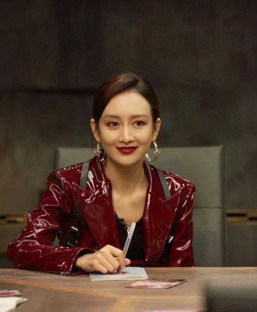 不得不说,王鸥这一件红色的皮衣实在是太帅太酷了吧,一般人还真驾驭不