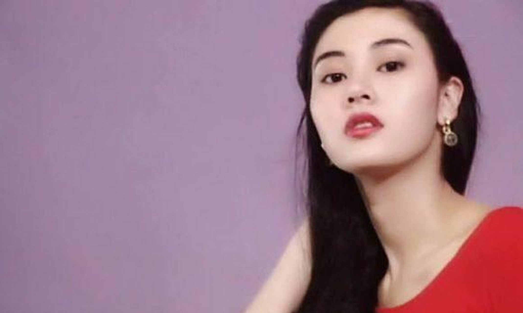 李嘉欣在《醉拳》中饰演沈玉,古典扮相明眸善睐,贵气逼人,完全当得起