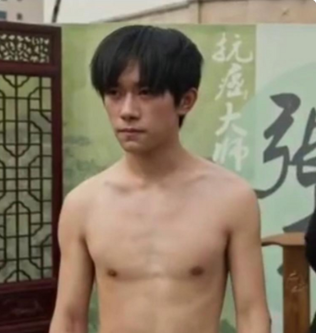 易烊千玺太瘦了身材太虐了,一个头跟肩一样宽!