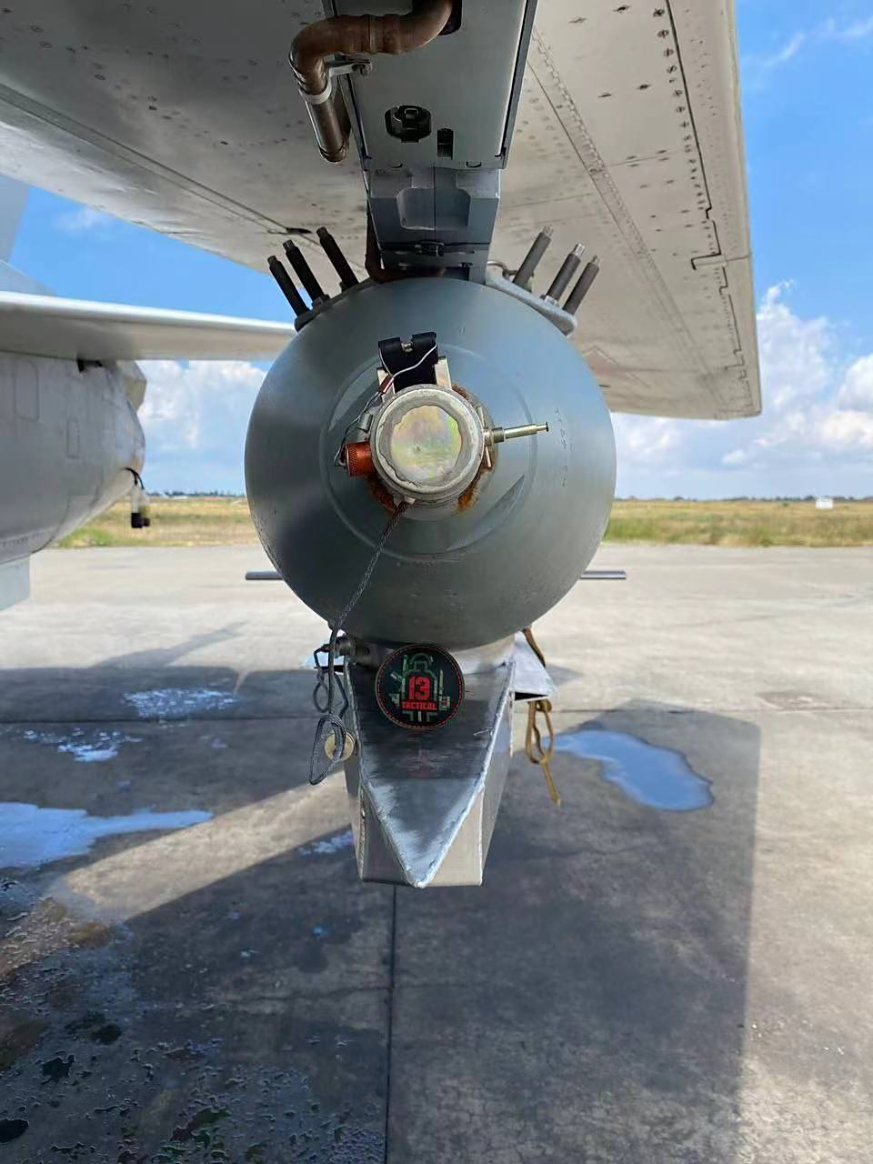 位于苏-24战斗轰炸机翼下挂架的fab-500-m62型航空炸弹,是俄空天军