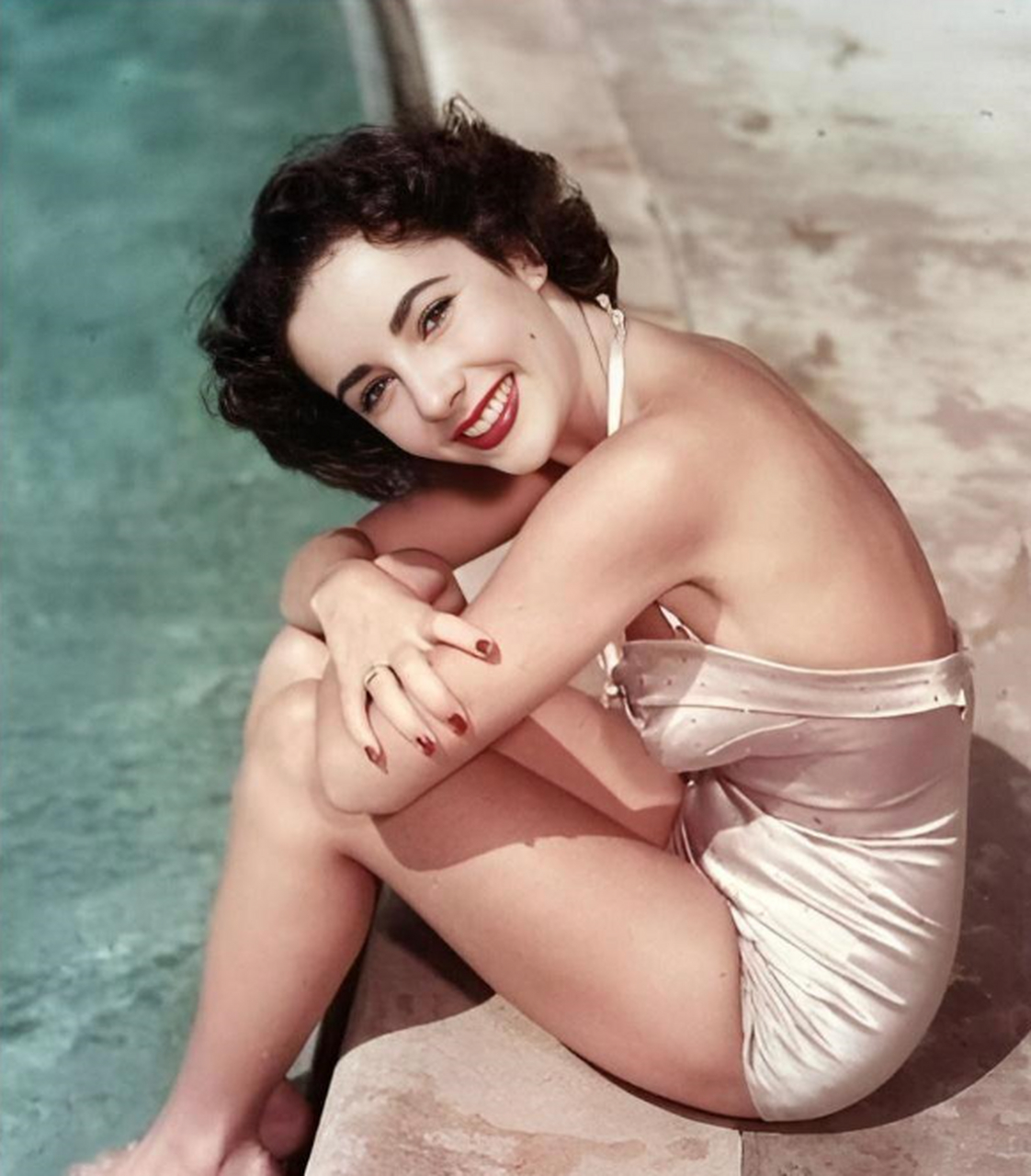 穿着泳装的泰勒冲着镜头笑呢,太迷人了,或许性感只是她的魅力之一,她