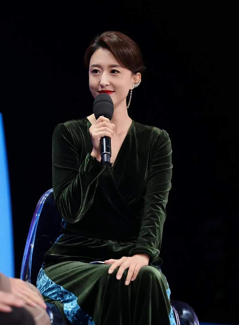 这是央视的主持人【王小丫】吗? 有一点像.[大笑]