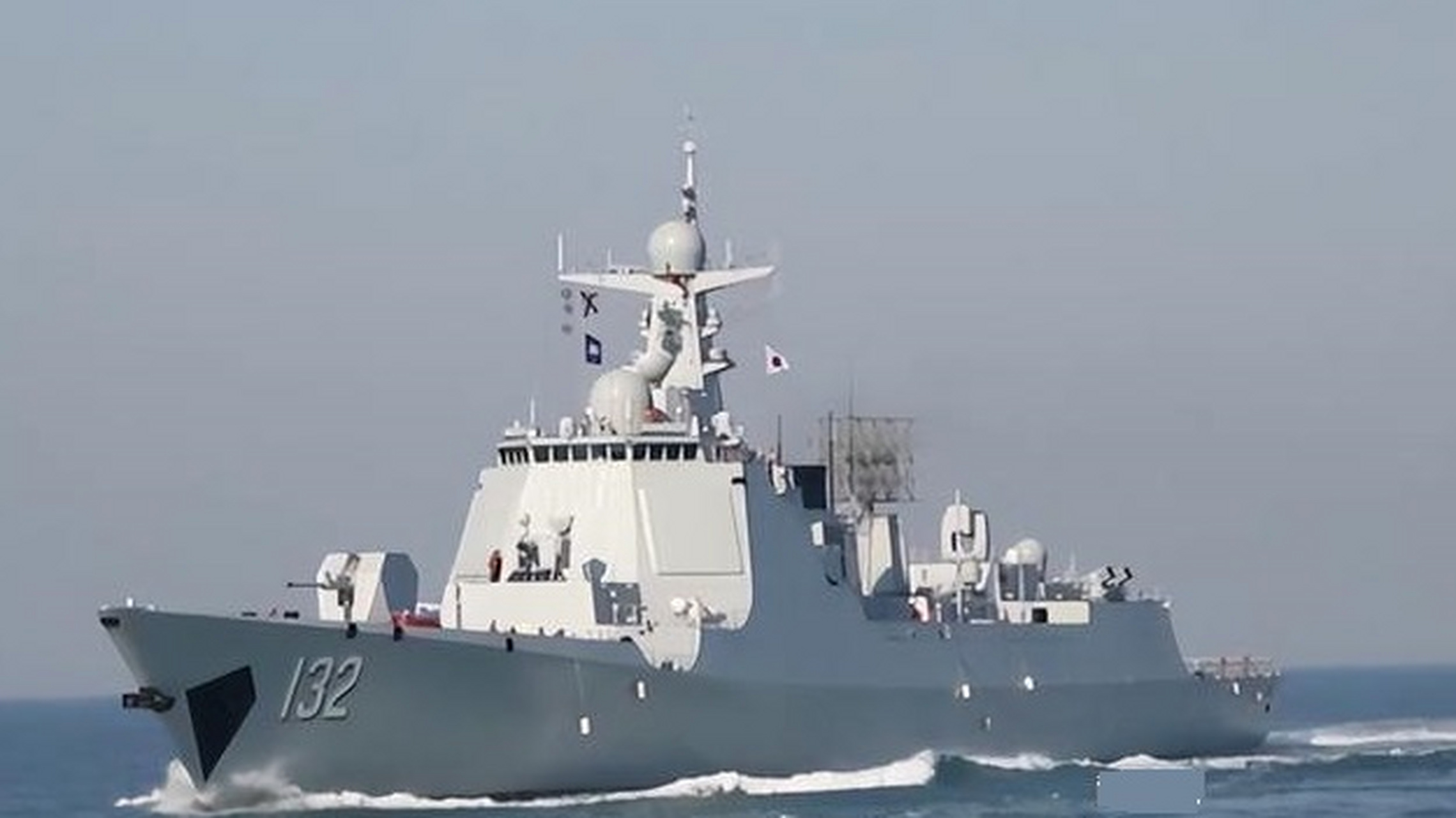 我们拦截美国海军钟云号的,是海军052d驱逐舰苏州舰,这个052d的块头