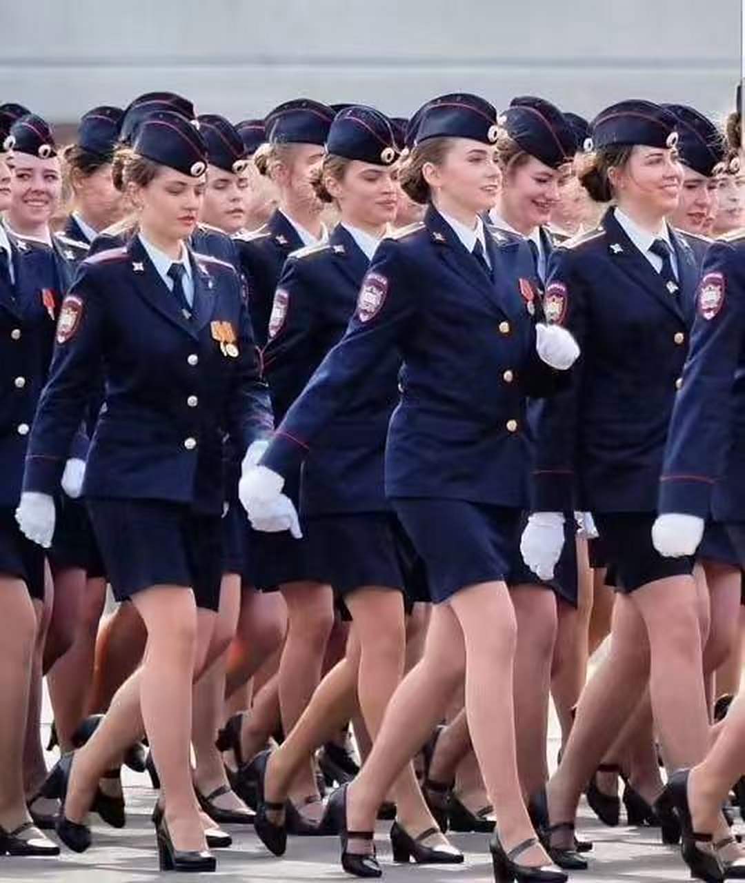 最新消息显示,俄罗斯的红场大阅兵中,女兵方队的表现格外惊艳.