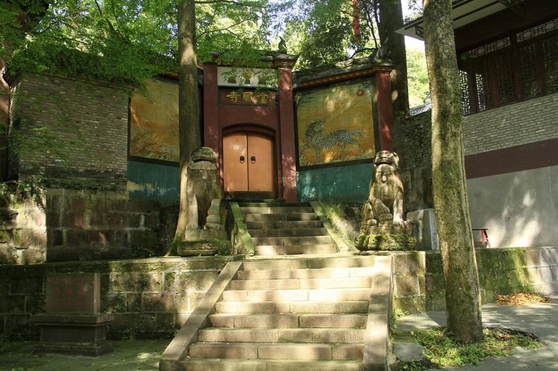 雅安金凤寺,历史悠久的神秘之境  距离雅安市区三公里的地方,有一座