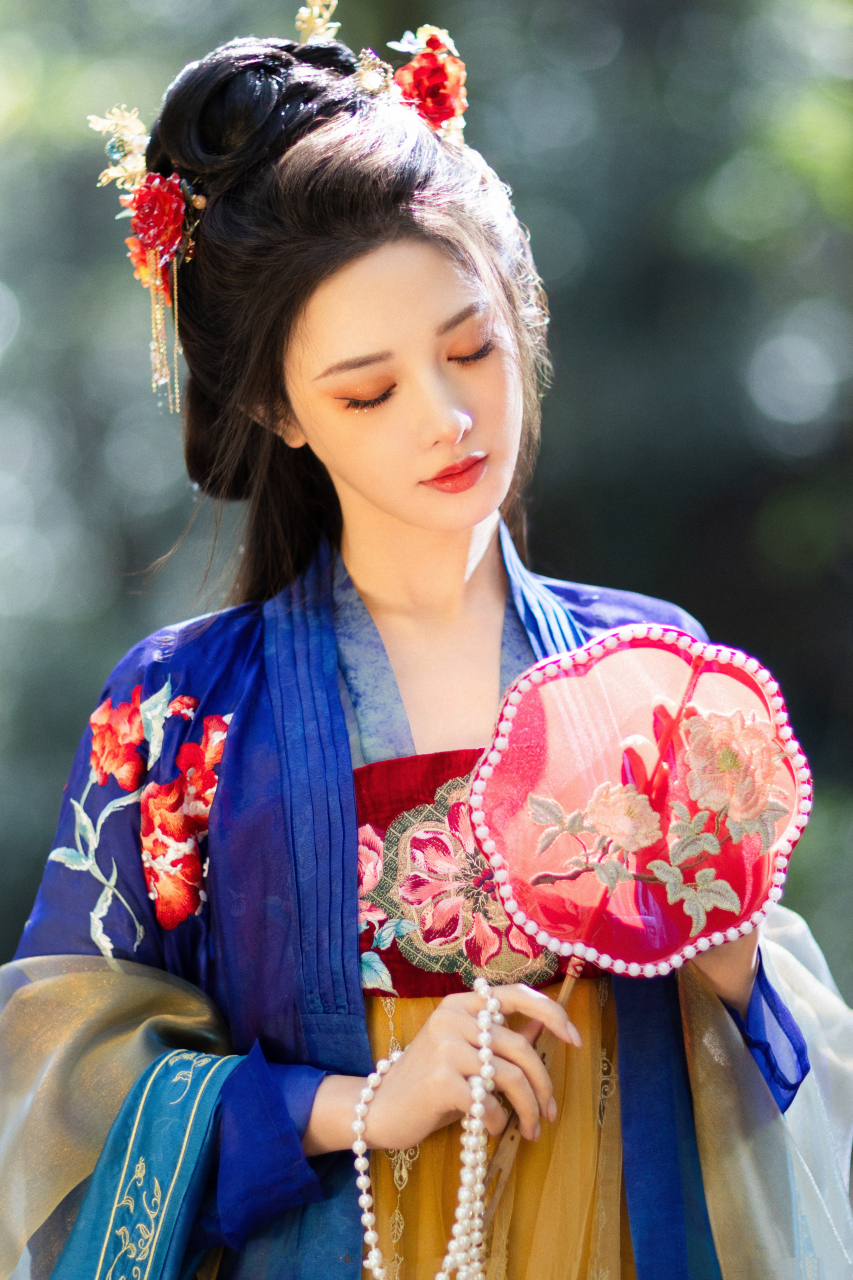 彭小苒生日古风写真大片,红蓝色调,妥妥的明艳大美人!  #彭小苒