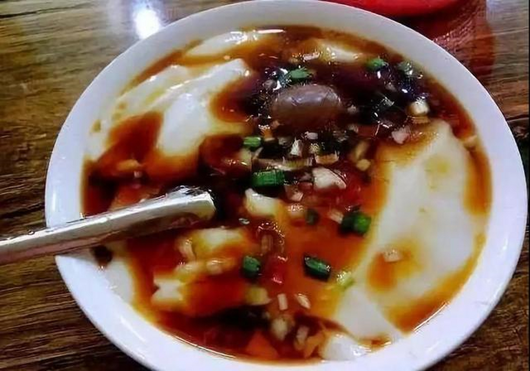 太原老豆腐又叫做北豆腐,讲究的是洁白明亮,嫩而不松,卤清而不淡,风味