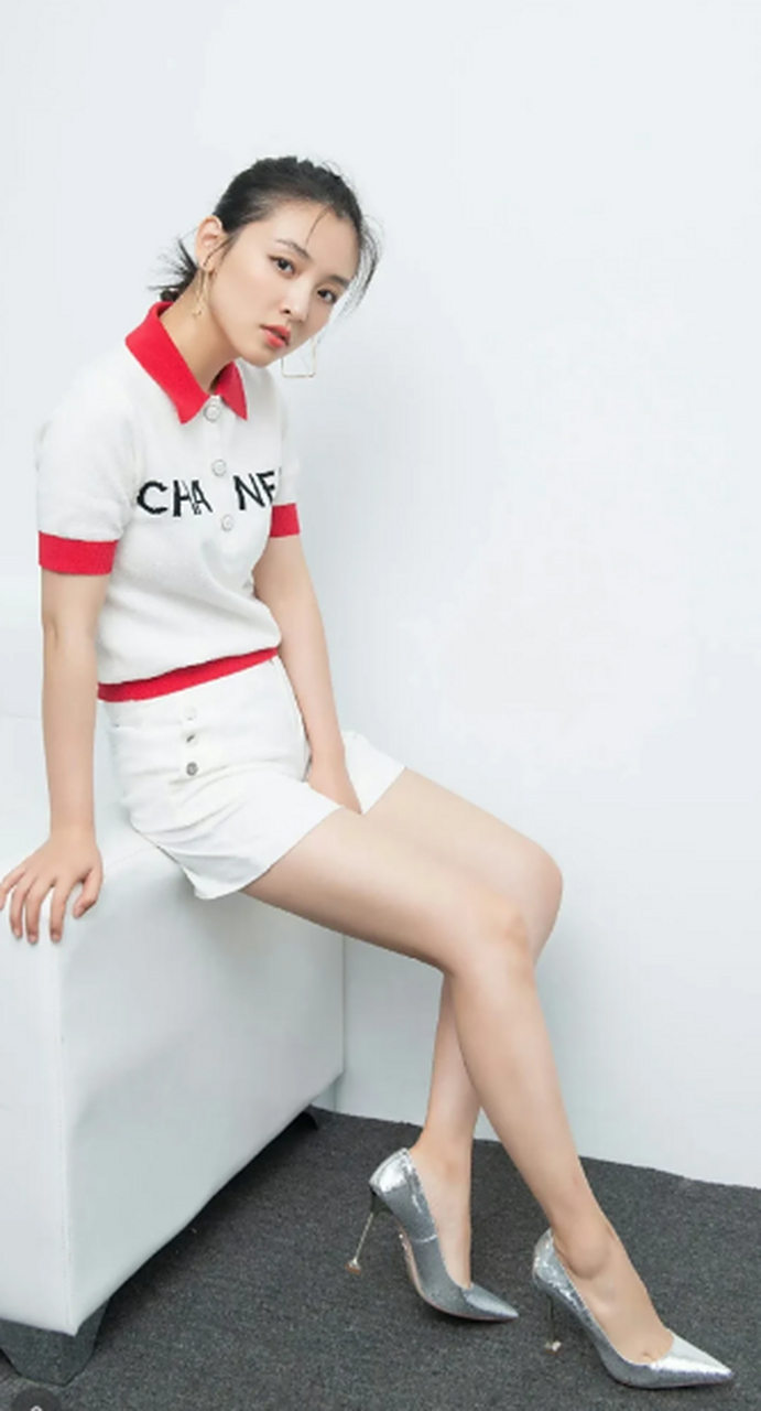 参加《乘风破浪2023》的女演员吴倩,这身材和样貌还是有7分的,就是