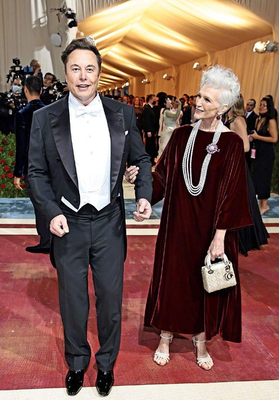 埃隆·马斯克elonmusk携母亲mayemusk出席2022年metgala时尚晚宴红毯