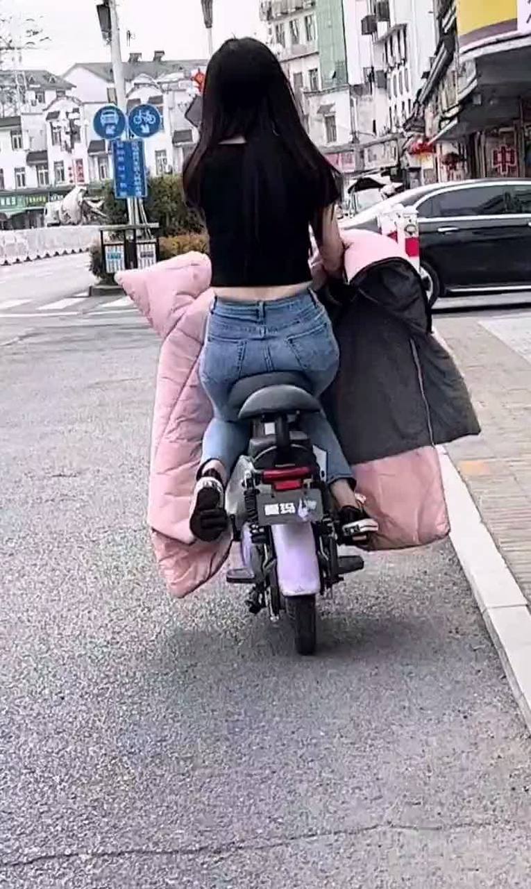 我怎样才能坐上她电动车的后座?[汗]