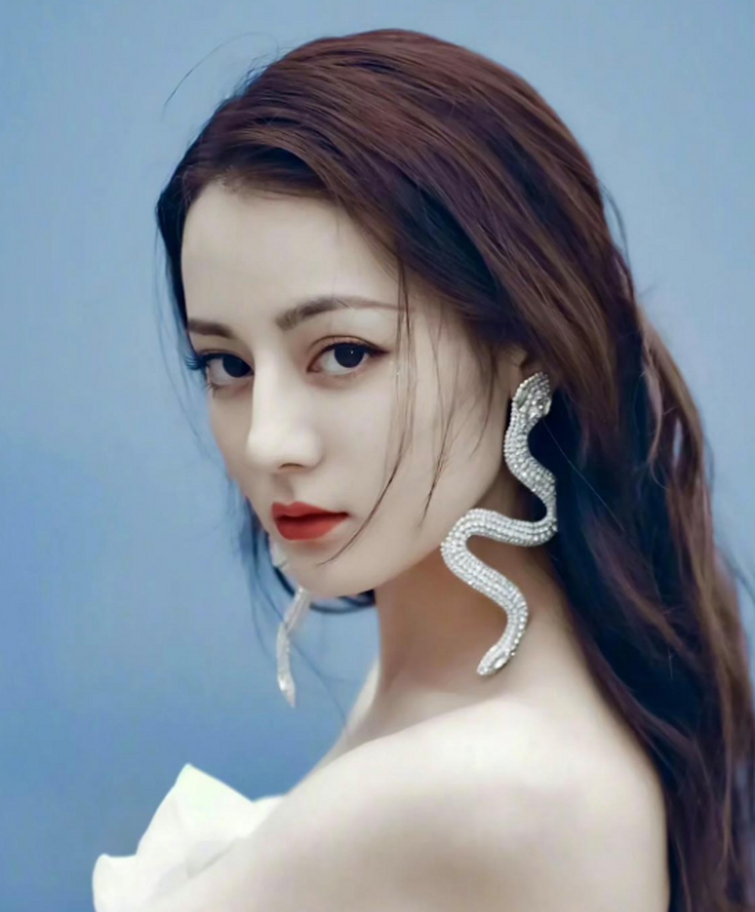 迪丽热巴的耳环造型真的挺独特的!
