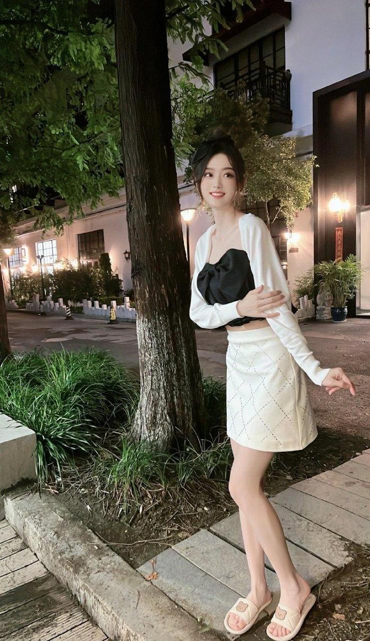 王者荣耀美女主持人灵儿迷人美照欣赏,真美啊