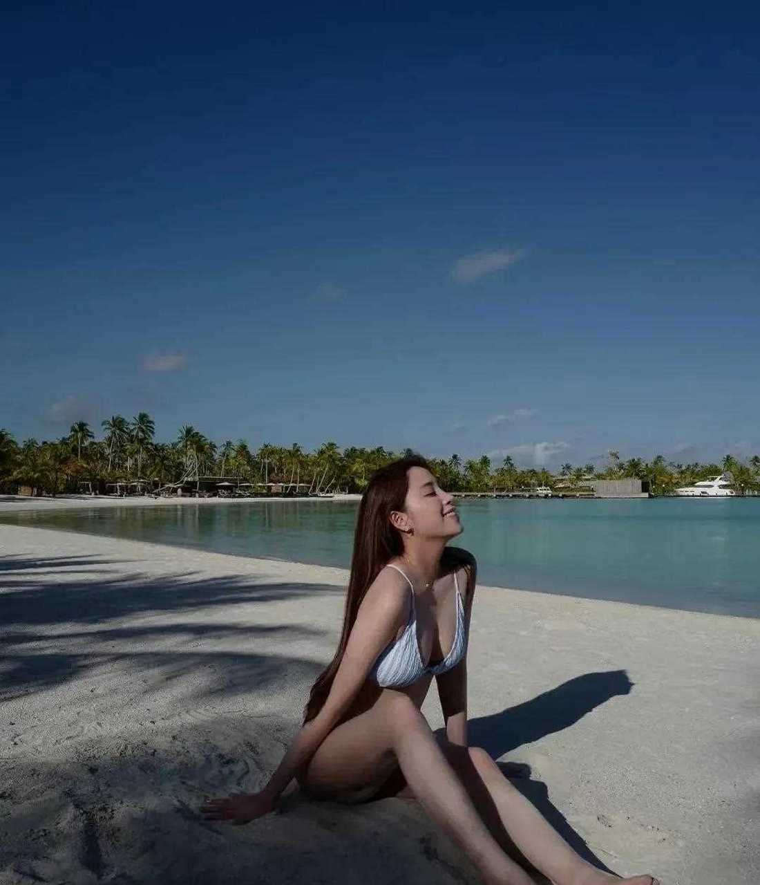 欧阳妮妮穿比基尼在海边秀自己美妙绝伦的身材,修长的美腿,显现出来