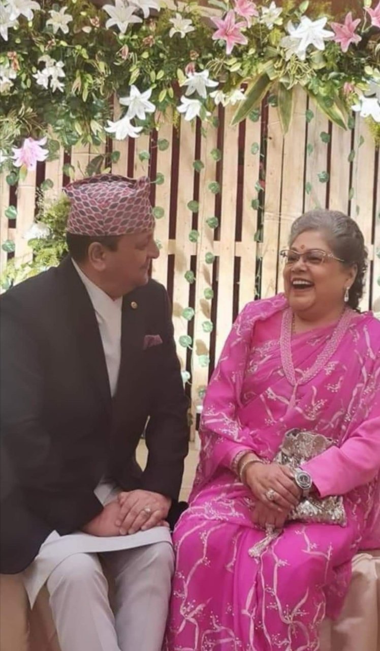 尼泊尔末代国王王后亮相庆生!王后穿红色纱丽太惊艳,一脸富贵相