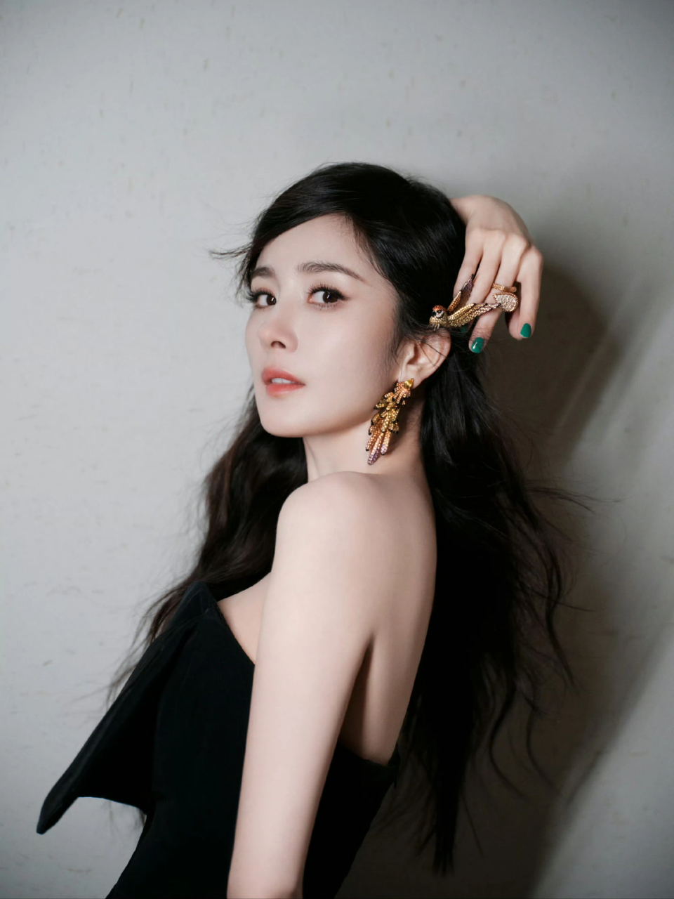 不再见到往日的疲态,脸部线条紧致,容颜饱满,令人难以置信她即将迈入