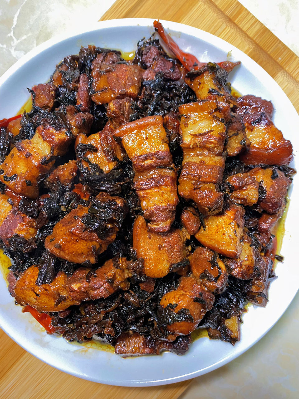 妈妈教的电饭煲梅干菜焖肉,肥而不腻巨好吃 食材: 五花肉 梅干菜 桂皮